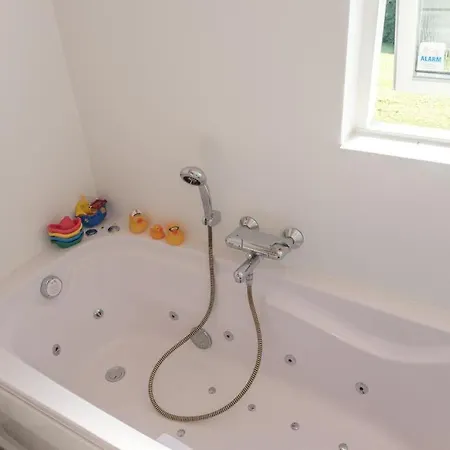 Awesome In With 3 Bedrooms And Internet