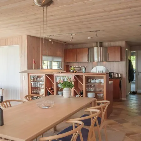 Awesome In With 3 Bedrooms And Internet بيت للعطل