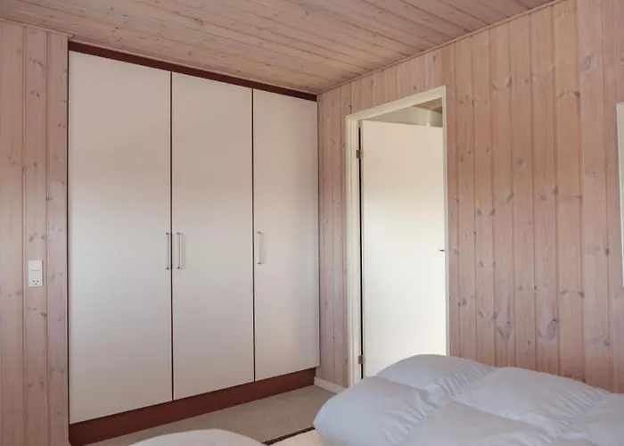 Awesome In With 3 Bedrooms And Internet *